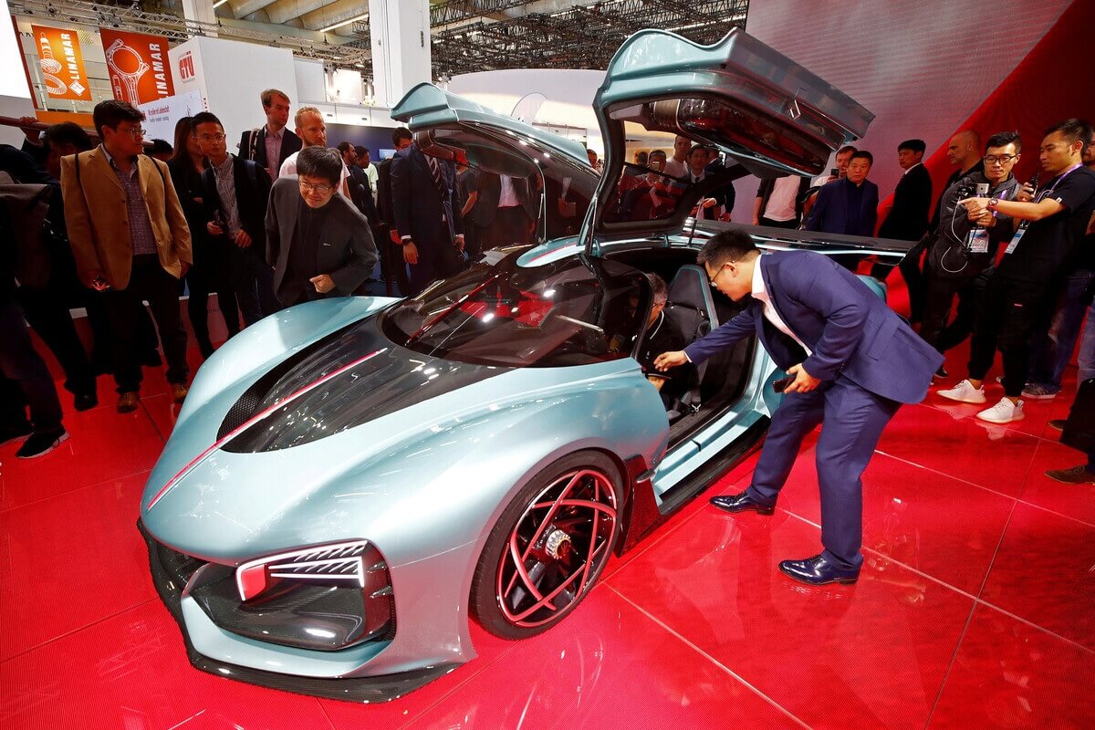 Узнали в AV.BY. Сотрудничество с VW и лимузин для президента США. Почему китайский FAW, пришедший на наш рынок, — далеко не ноунейм Узнали в AV.BY. Сотрудничество с VW и лимузин для президента США. Почему китайский FAW, пришедший на наш рынок, — далеко не ноунейм