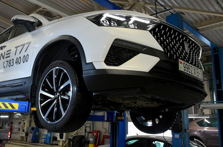 Изучено Onliner.by: FAW Bestune Т77 на подъемнике