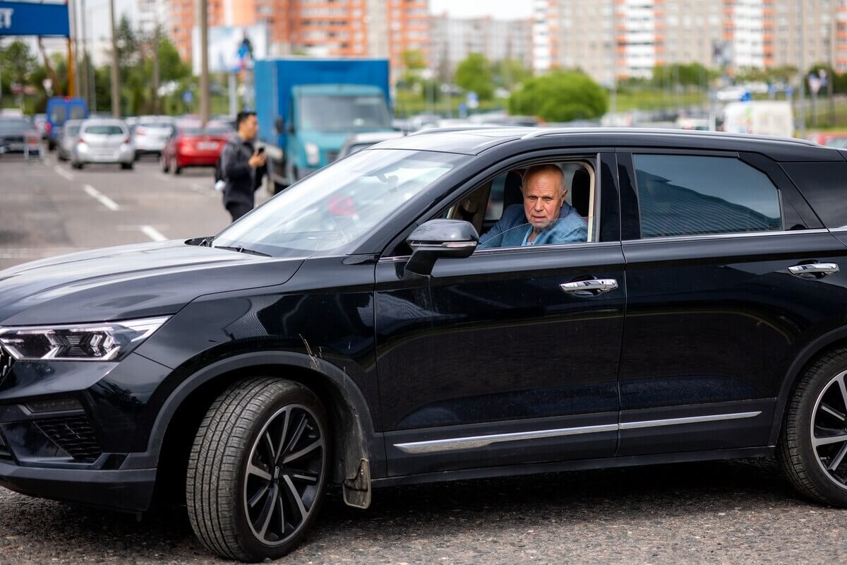 Первый покупатель FAW Bestune T77: история 81-летнего Юрия на av.by Первый покупатель FAW Bestune T77: история 81-летнего Юрия на av.by