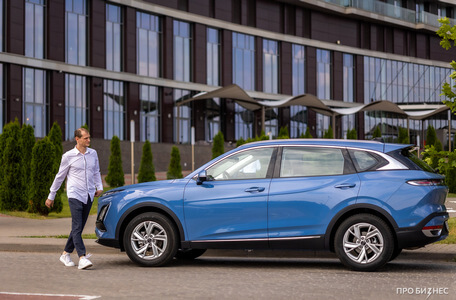 «Сам паркуется, все контролирует — еще бы за меня работал». Сооснователь «Про Бизнес» протестировал FAW Bestune T90